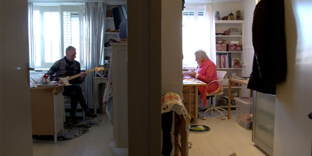 In welke leefvorm 2 mensen in 1 huis samenwonen kan gevolgen hebben voor de hoogte van de AOW, die gekort kan worden.