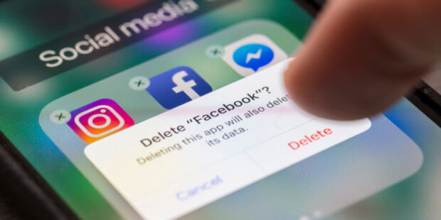 Na het overlijden van een dierbare kan er reclamepost blijven binnenkomen. Hoe komt u daarvan af? En hoe zit het met diens Facebookaccount?