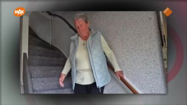 Uit vele uitzendingen van Meldpunt blijkt een traplift aan de spilzijde het veiligst want dan blijft er meer loopruimte over.