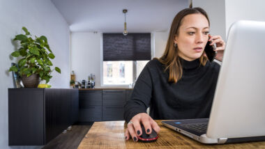 Mag de baas eigenlijk wel monitoren? En dat kan nog over veel meer zaken gaan, zoals privémails of internetten tijdens het werk