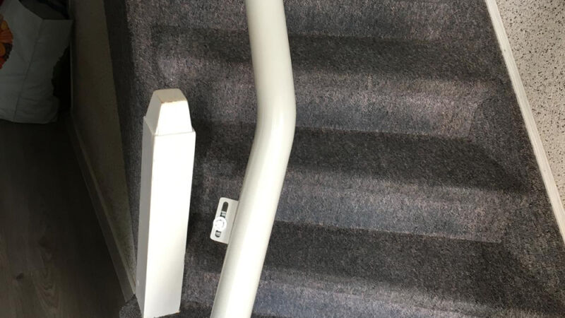 Uit vele uitzendingen van Meldpunt blijkt dat een traplift installeren aan de spilzijde het veiligst want dan blijft er meer loopruimte over .