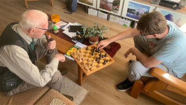 Sven van der Lende (22) is maatje van een oudere alleenstaande man, Herman. Meldpunt Aktueel spreekt hem midden in de Week tegen Eenzaamheid.