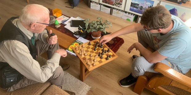 Sven van der Lende (22) is maatje van een oudere alleenstaande man, Herman. Meldpunt Aktueel spreekt hem midden in de Week tegen Eenzaamheid.