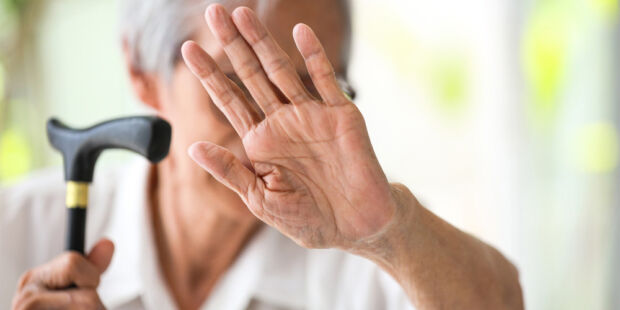 Ouderenmishandeling komt vooral veel voor bij kwetsbare ouderen met dementie. Het gebeurt vaak achter gesloten deuren.