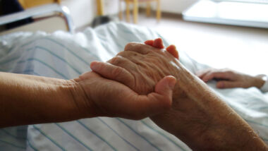 De kern van de zaak betreft de vraag of de overheid haar burgers het recht op een zelfgekozen levenseinde mag onthouden.