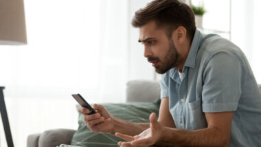 In dit artikel focussen we op online haat, bedreigingen en op privégegevens die op straat komen te liggen.