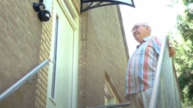 Duo-wonen betekent dat een woning van een oudere wordt opgesplitst in tweeën. In het afgesplitste deel komt een jongere te wonen.