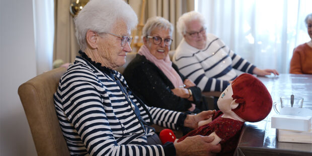De toepassing van robots in ouderenzorginstellingen vraagt om nieuwe ethische regels, vinden zorgbestuurders.