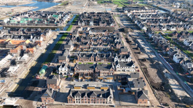 In de woningnood 't grote eengezinshuis verlaten om te gaan wonen in 'n kleinere levensbestendige seniorenwoning is de wens van vele ouderen.