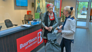 Wie zorgt voor wie? Hoe kunnen ouderen wél zelfstandig en waardig blijven wonen, terwijl de zorg haalbaar blijft?