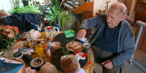 Elke oudere in Nederland heeft toegang tot - en het recht op - dezelfde basiszorg. Maar de praktijk laat de grijze tweedeling zien.