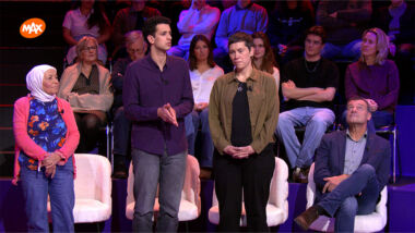 Elles de Bruin legt de deelnemers aan het debat onder anderen de volgende vraag voor: “Moet iemand met een goed pensioen minder AOW krijgen?”