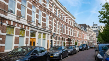 Stenen zo ver het oog reikt. Veel melders vertellen dat hun buurt steeds ‘versteender’ raakt: oprukkend asfalt en al die betonnen gebouwen