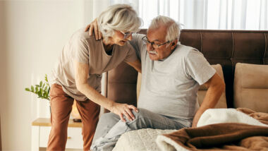 Het FNV publiceert vandaag een zwartboek met alarmerende signalen van mantelzorgers. In een enquête geven ze aan dat de grens is bereikt.