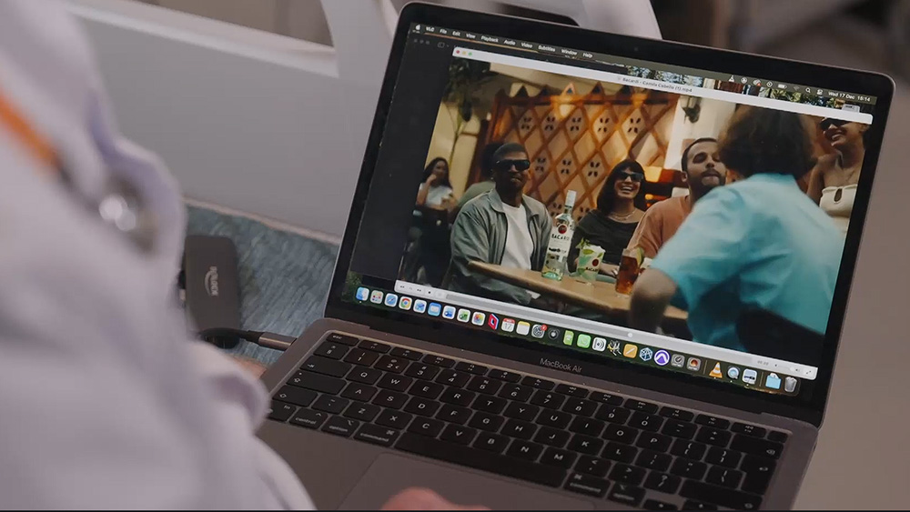 “Meerdere wetenschappelijke studies over alcohol tonen aan dat jongeren geconfronteerd worden met alcoholreclame.