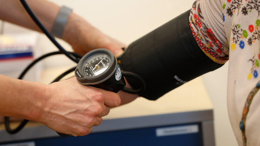 Eén van de (nood)oplossingen voor het grote huisartsentekort in Nederland is een al dan niet tijdelijke patiëntenstop.