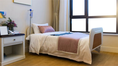 Waren er in november 2023 nog ruim 22.000 wachtenden voor verpleeghuiszorg, in de zomer van 2025 daalde dat onder 18.000: 21 procent minder.