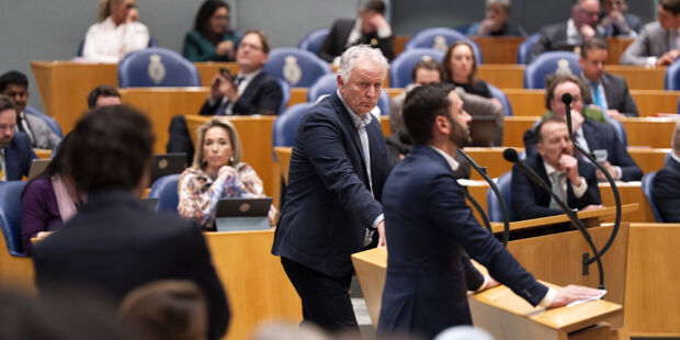 Er zijn globaal 3 manieren om die kosten beheersbaar te houden. 1 daarvan is de AOW-leeftijd nog verder te verhogen.