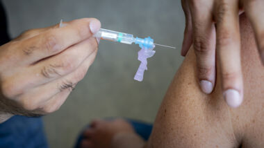 Na advies van het RIVM is gekozen om de gordelroosvaccinatie alleen aan te bieden aan mensen die 60 jaar worden.