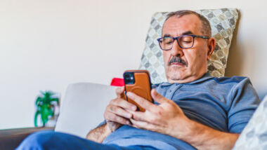 Een opvallende rechtszaak in Amerika legt de verantwoordelijkheid voor verslaving aan social media bij de makers ervan.