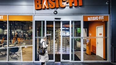 Een grote online dijkbreuk: na spraakmakende datalekken bij Odido, Eurocamp en Roan, zijn nu  Basic-Fit en Booking.com gehackt.