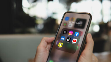 LinkedIn kan meekijken met sollicitaties, zelfs van mensen zonder account. En X moet van de rechter uitleg geven over shadowbans.