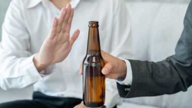 Via beleid moet de overheid alcoholgebruik terugdringen. Dat kan door prijsverhogingen, minder beschikbaarheid en reclamebeperkingen.