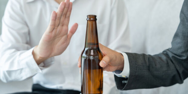 Via beleid moet de overheid alcoholgebruik terugdringen. Dat kan door prijsverhogingen, minder beschikbaarheid en reclamebeperkingen.