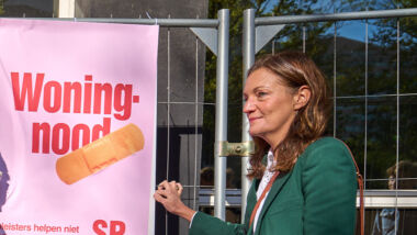 Een is een groep mensen die zich verenigt om samen woningen te realiseren of te beheren. De leden huren van de coöperatie.