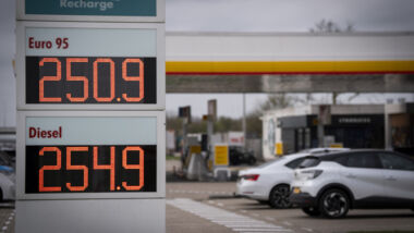 Consumenten schrikken van de hoge benzineprijs, vooral net teruggekeerde vakantiegangers. Andere landen zijn veel goedkoper.