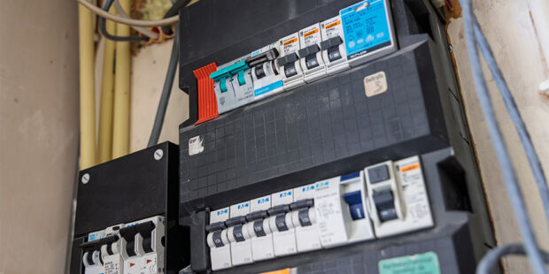 Het risico op brand in de meterkast neemt sterk toe. Dat komt doordat woningen steeds meer zware elektrische apparatuur krijgen.
