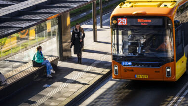 De landelijke leeftijdskorting voor 65-plussers in het ov verdwijnt. Seniorencoalitie en 50PLUS zijn direct een petitie gestart.