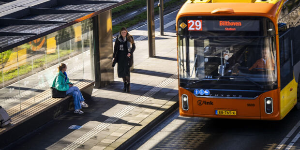 De landelijke leeftijdskorting voor 65-plussers in het ov verdwijnt. Seniorencoalitie en 50PLUS zijn direct een petitie gestart.