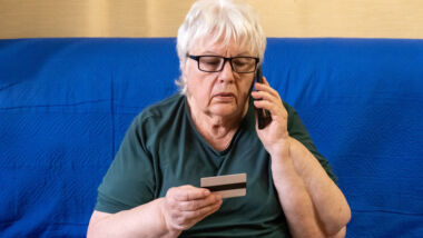 Spoofing, waarbij oplichters zich voordoen als bankmedewerker, neemt toe en leidt vaak tot grote financiële schade.