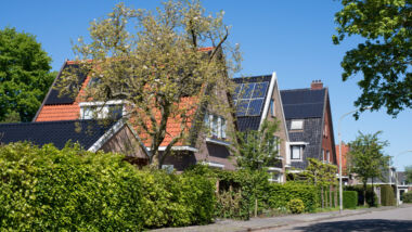 Mensen kunnen ook overlast ervaren als zonnepanelen van de buren het zonlicht recht in hun gezicht weerkaatsen.