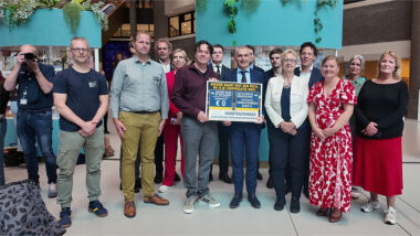 MAX Ombudsman Rogier de Haan heeft samen met initiatiefnemer Tycho Verheul de petitie voor eerlijke pensioencompensatie aangeboden aan de Tweede Kamer.